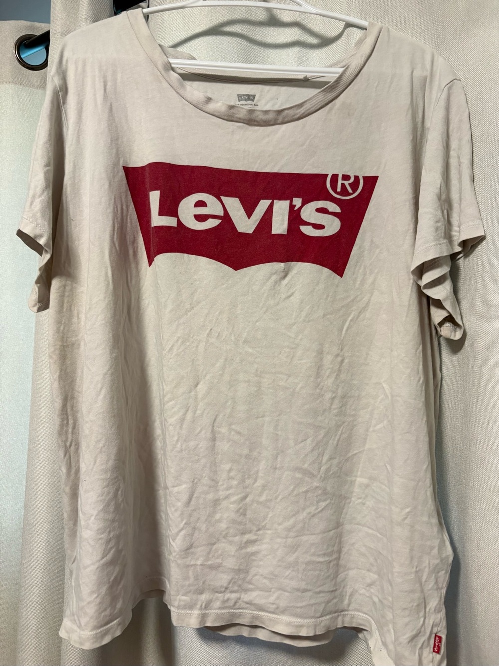 💙4/$10💙 Levi's T-Shirt with Red Logo